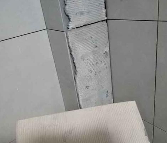 承德瓷砖空鼓维修公司分享下厨房瓷砖脱落的补救措施。